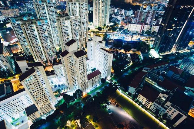 城市 都市 时尚 现代化  夜晚 晚上 黑夜 黑暗 灯光 霓虹灯 道路 旅途 路途 户外 街道 公路 灯光 光线 激光 打火机 建筑 结构 建筑物 建筑学