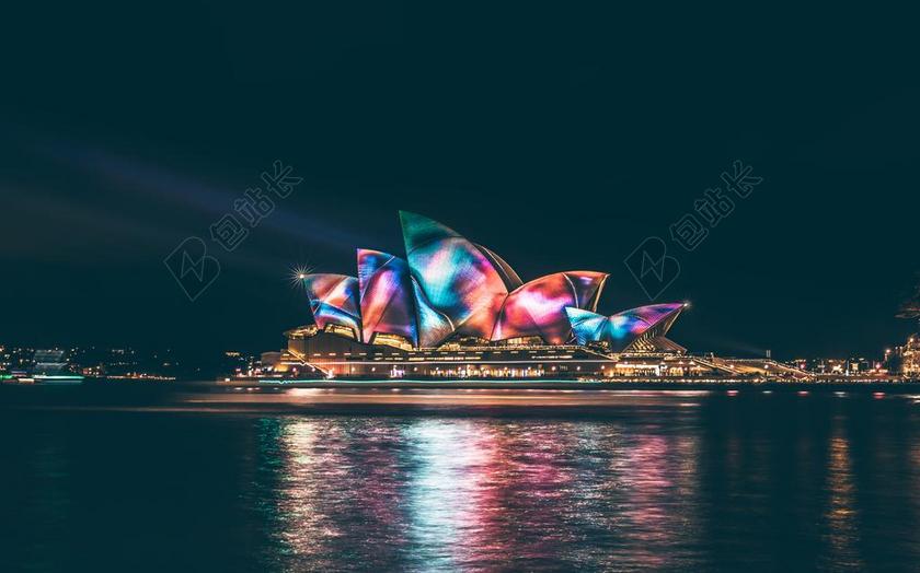 夜晚 晚上 黑夜 黑暗 灯光 霓虹灯 城市 都市 时尚 现代化  建筑 大厦 建筑物 建设 风景 风光 美景 田园 山水  道路 旅途 路途 户外 街道 公路 灯光 光线 激光 打火机 房子 房间 住宅 自然 环境 雨 下雨 惬意  建筑 结构 建筑物 建筑学