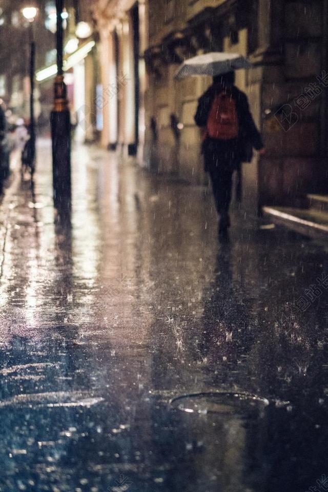 建筑 大厦 建筑物 建设 夜晚 晚上 黑夜 黑暗 灯光 霓虹灯 雨 下雨 忧郁 灯光 光线 激光 打火机 朋友 友谊 友情 全身像 自然 环境 雨 下雨 惬意 人物 人群 风土人情