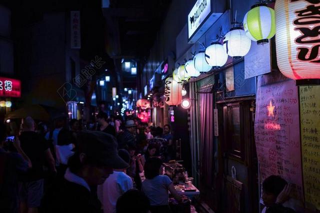 夜晚街头的人群背景图片