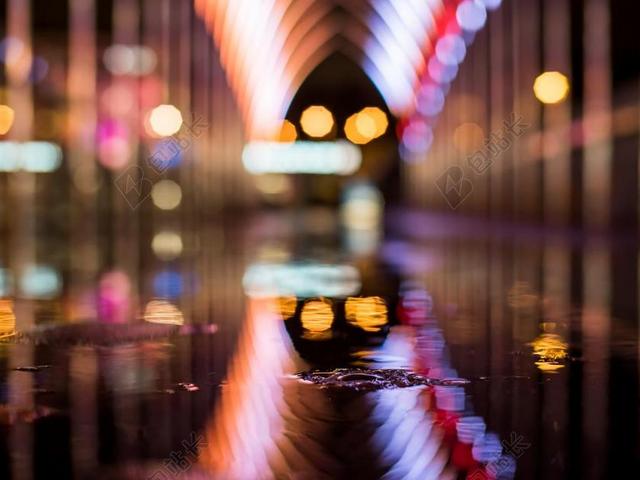 夜晚 晚上 黑夜 黑暗 灯光 霓虹灯 城市 都市 时尚 现代化 道路 旅途 路途 户外 街道 公路  雨 下雨 忧郁  美女 丽人 优雅 美丽 漂亮 女孩 女人 女性 灯光 光线 激光 打火机  纹理 组织 材料 花纹 雨 下雨 惬意