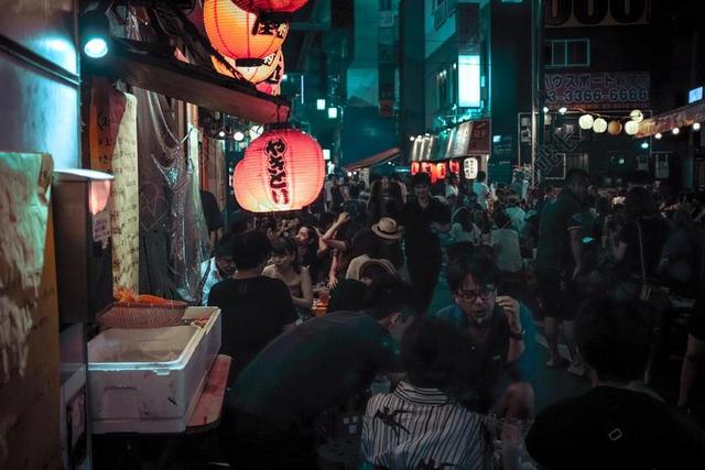 城市 都市 时尚 现代化 夜晚 晚上 黑夜 黑暗 灯光 霓虹灯 灯光 光线 激光 打火机 营销 推广 商务 市场 策划 旅行 旅游 行程 度假 休闲 度假 假日 派对 聚会 庆祝 愉快 帮派 开心 喜悦 笑话 开怀大笑 朋友 友谊 友情 美食 食品 餐饮 饮料 喝酒 饮水 人群 聚会 庆祝 节日 人物 人群 风土人情  日本 城市 现代生活 中国 文化 东方 亚洲