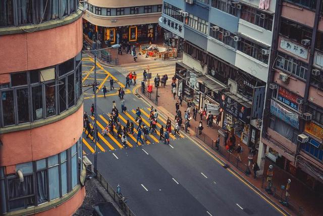 马路上的黄色斑马线和行人背景图片