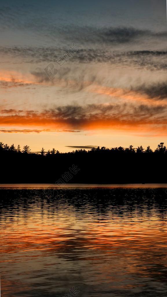 风景 风光 美景 田园 山水  日落 夕阳 太阳 地球 泥土 草地 操场 旅行 旅游 行程 度假 休闲 度假 假日  树木 丛林 森林  沙滩 海滩 书 书籍 阅读 秋天 秋日 海 海水 大海 云 云朵 天空 雨 下雨 惬意  树 树木 树林 森林