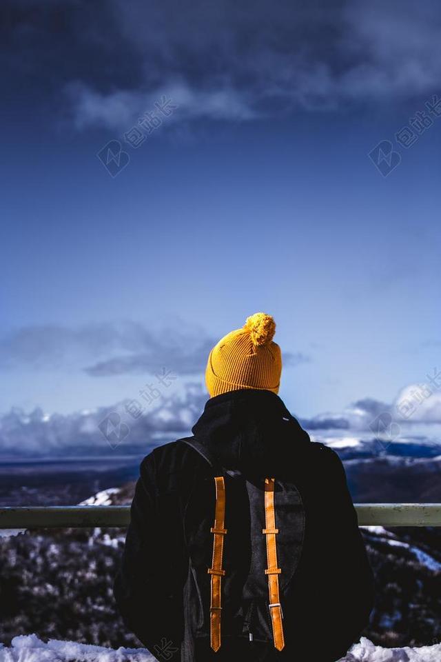 风景 风光 美景 田园 山水 地球 泥土 草地 操场 山 山峰 顶峰 景色 爱情 恋爱 恋人 情人 情侣 浪漫 假期 旅行 旅游 度假 休闲 自然 环境 全身像 云 云朵 天空 雨 下雨 惬意