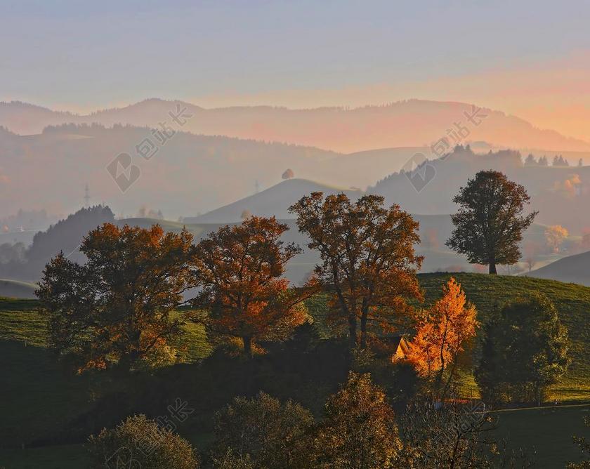 风景 风光 美景 田园 山水 日落 夕阳 太阳 山 山峰 顶峰 景色 树木 丛林 森林 草地 草坪 草丛 秋天 秋日 自然 环境 树 树木 树林 森林 山 山峦 山峰