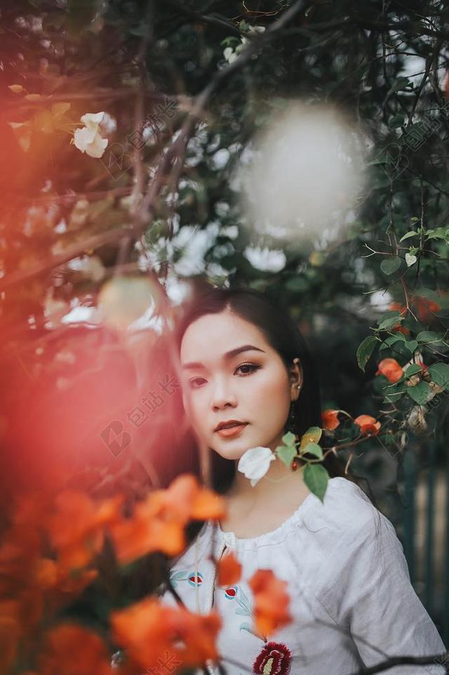 黄色的鲜花和女人背景图片
