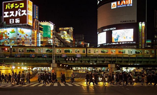 夜晚 晚上 黑夜 黑暗 灯光 霓虹灯 城市 都市 时尚 现代化  人群 聚会 人物 人群 风土人情 日本 城市 现代生活