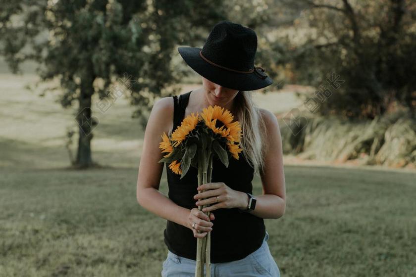 花 玫瑰 美丽 花朵 草地 草坪 草丛 女孩 少女 姑娘 美丽 秋天 秋日 手表 腕表 时间 观察 加拿大 城市 城市生活 现代化 人物 人群 风土人情  女性 女士 美丽 女人 一个女人