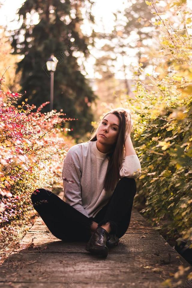 花 玫瑰 美丽 花朵 地球 泥土 草地 操场  美女 丽人 优雅 美丽 漂亮 女孩 女人 女性  爱情 恋爱 恋人 情人 情侣 浪漫 肖像 人物特写 画像 女孩 少女 姑娘 美丽 树木 丛林 森林  自然 环境  可爱的 全身像 树 树木 树林 森林 人物 人群 风土人情 女性 女士 美丽 女人 一个女人