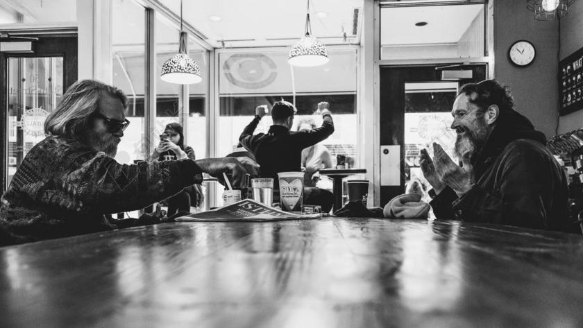 建筑 大厦 建筑物 建设 城市 都市 时尚 现代化 灯光 光线 激光 打火机 墙 围墙 表面 隔阂 背景 伤心 悲伤 忧郁 忧伤  老人 智者 老者 肖像 人物特写 画像 学生 学员 青少年 全身像 男士 男性 男人 白色 浅色 黑白 简单 清新 黑色 暗色 黑白 昏暗