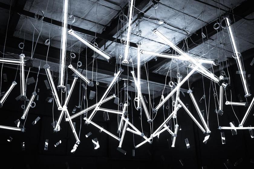 夜晚 晚上 黑夜 黑暗 灯光 霓虹灯 灯光 光线 激光 打火机  墙 围墙 表面 隔阂 背景 室内 室内装修 装潢 艺术设计 家装 家 家园 家居 故乡 美丽 休闲  人群 聚会 活力 白色 浅色 黑白 简单 清新 黑色 暗色 黑白 昏暗