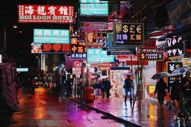 商务 商人 电子商务 股票交易所 业务 工作 夜晚 晚上 黑夜 黑暗 灯光 霓虹灯  城市 都市 时尚 现代化 雨 下雨 忧郁 灯光 光线 激光 打火机 营销 推广 商务 市场 策划 商场 店铺 商家 购物 日本 城市 现代生活 中国 文化 东方 亚洲