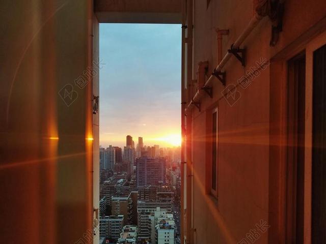 清晨金色的太阳背景图片