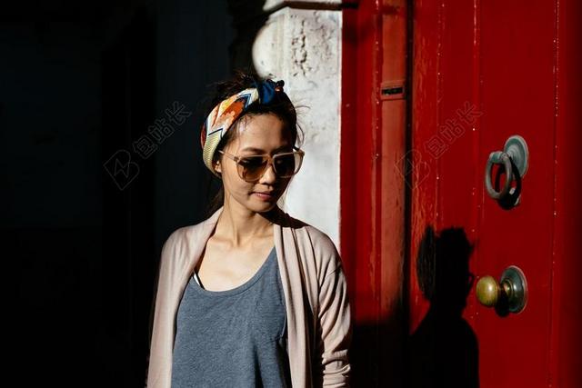 人物时尚门前的女孩街拍摆拍摄影背景图片