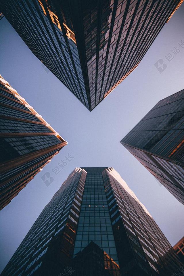 黑色高楼间的天空背景图片
