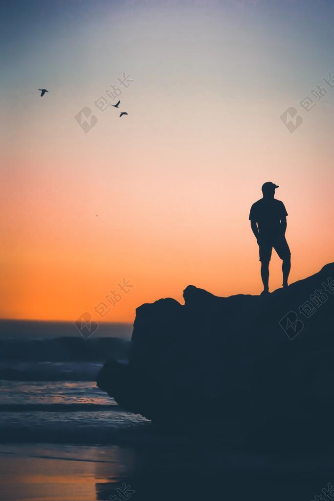 红黑恶摄影唯美余晖下的大海岩石人等旅游光影黄昏背景图片