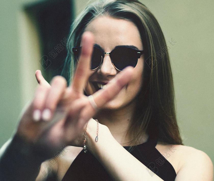 商务 商人 电子商务 股票交易所 业务 工作 手 手势 握手 击掌 胜利 家 家庭 家族 家人 团结 团圆  美女 丽人 优雅 美丽 漂亮 女孩 女人 女性  微笑 莞尔一笑 甜蜜 女孩 少女 姑娘 美丽 全身像 自然 环境 人物 人群 风土人情 活力 女性 女士 美丽 女人