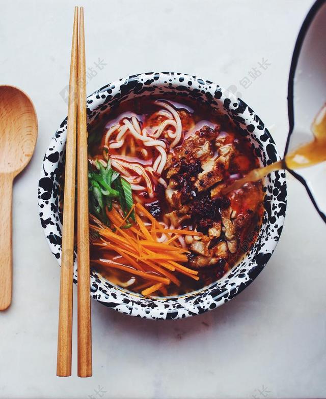 美味的牛肉拉面背景图片