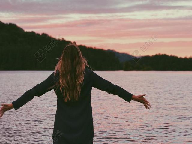 湖边的女人背影背景图片