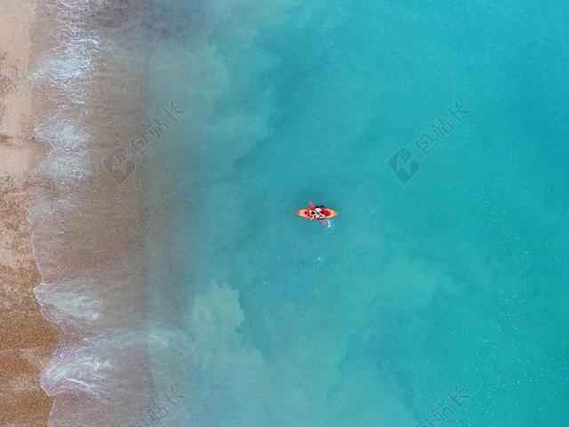 蓝色的大海和小船背景图片