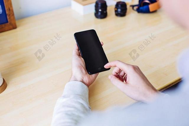 正在看手机屏幕图片