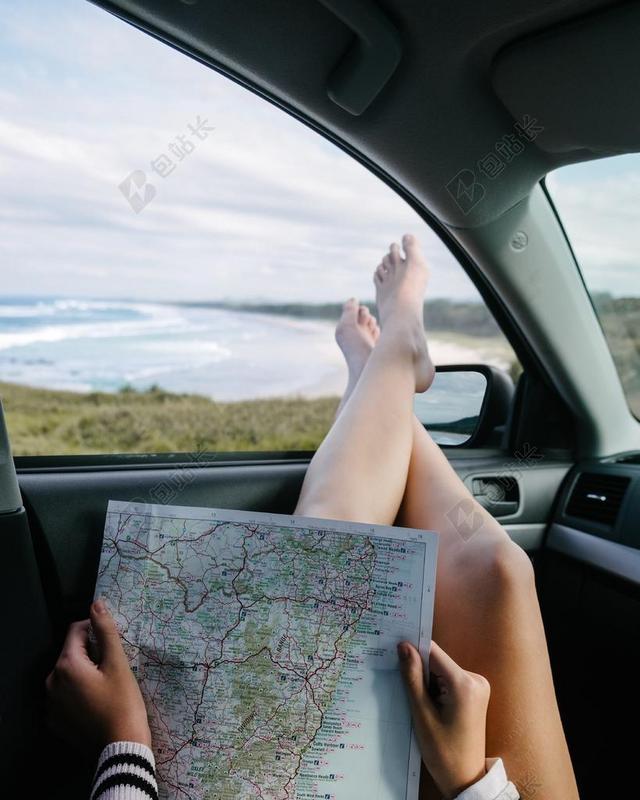 车里的女人和地图背景图片