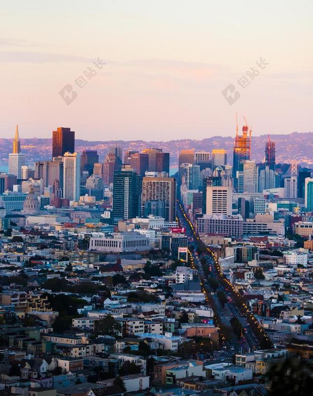 清晨的阳光和都市的高楼背景图片