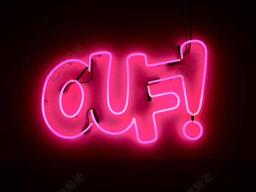 夜晚粉色的霓虹灯背景图片