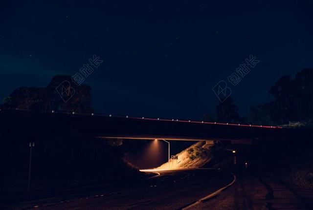 夜晚昏暗的马路背景图片