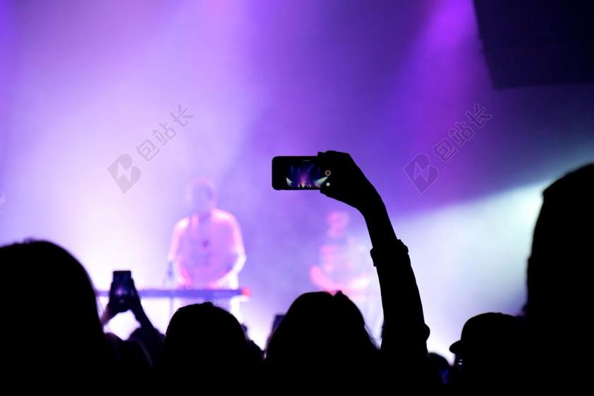 酒吧里的歌手和观众背景图片