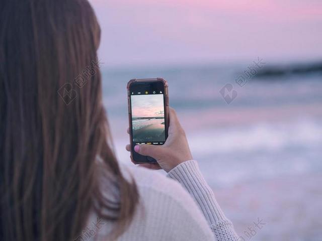海边拍照的女人背景图片