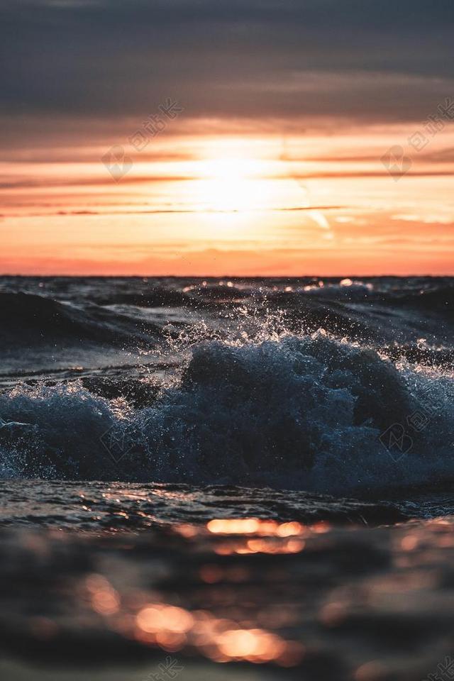 白色的海浪和金色的太阳背景图片