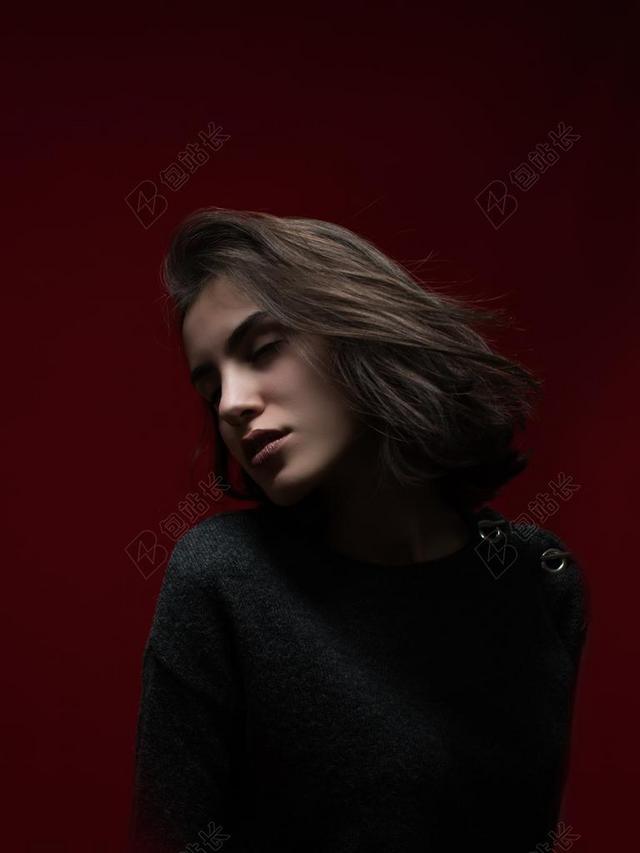 棕发的黑衣女人背景图片