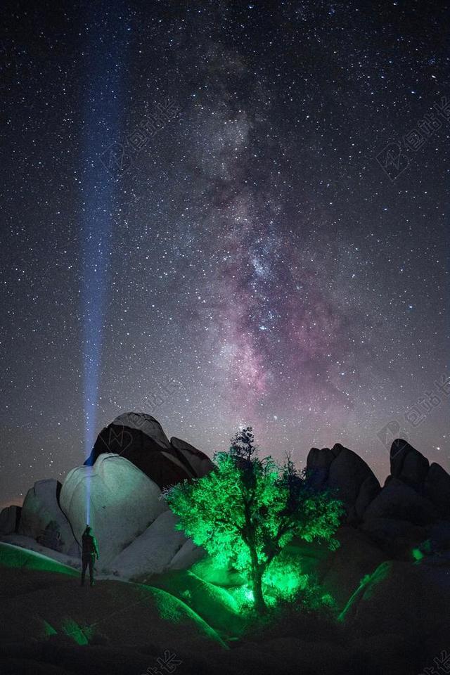 星空 星星 闪光 明星         星空 太空 空间 夜晚 晚上 黑夜 黑暗 灯光 霓虹灯  灯光 光线 激光 打火机 山 山峰 顶峰 景色 天空 可爱的 树 树木 树林 森林