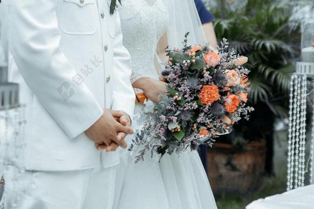 手 手势 握手 击掌 胜利 花 玫瑰 美丽 花朵 婚礼 喜庆 庆祝 节日 婚姻 爱人 恋人 情侣 职业装 正装 西装 商务 白色 浅色 黑白 简单 清新