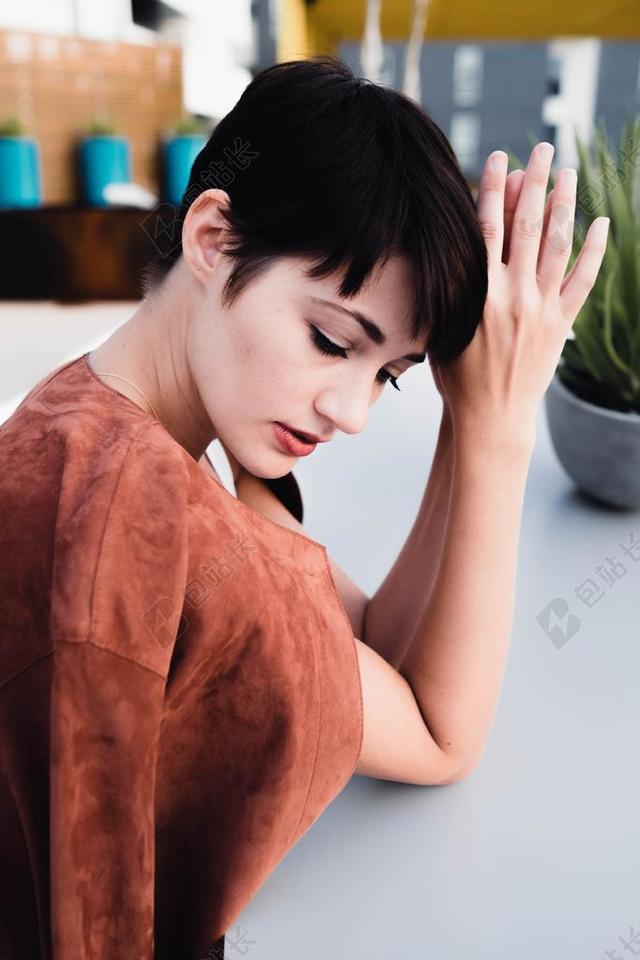 手 手势 握手 击掌 胜利  时尚 流行 个性 城市 购物 商场 流行 时尚 美丽 头发 毛发 毛 头部 商场 店铺 商家 购物 开心 喜悦 笑话 开怀大笑 肖像 人物特写 画像 女孩 少女 姑娘 美丽 全身像  现代 现代化 流行  人物 人群 风土人情 女性 女士 美丽 女人