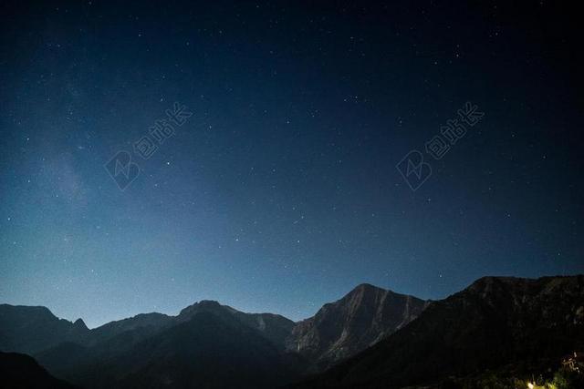 星空 星星 闪光 明星  星空 太空 空间  夜晚 晚上 黑夜 黑暗 灯光 霓虹灯  风景 风光 美景 田园 山水 墙 围墙 表面 隔阂 背景 灯光 光线 激光 打火机 天空  树木 丛林 森林 音乐 音乐会 演唱会 自然 环境 山 山峦 山峰