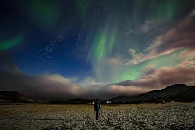 星空 星星 闪光 明星  星空 太空 空间  风景 风光 美景 田园 山水 夜晚 晚上 黑夜 黑暗 灯光 霓虹灯  灯光 光线 激光 打火机 酒店 饭店 旅馆 旅店 出差 旅游 朋友 友谊 友情 肖像 人物特写 画像 夏日 夏季 热情 沙滩 海滩  自然 环境 全身像 云 云朵 天空