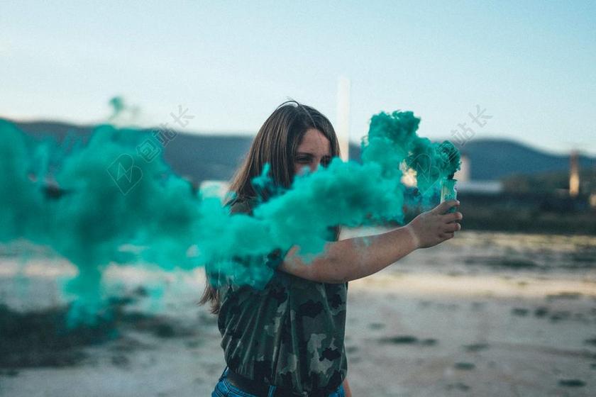 手 手势 握手 击掌 胜利 灯光 光线 激光 打火机 头发 毛发 毛 头部 肖像 人物特写 画像 夏日 夏季 热情 女孩 少女 姑娘 美丽  全身像