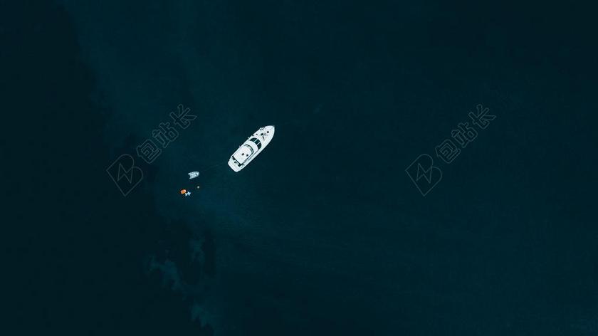 海面上白色的游艇背景图片