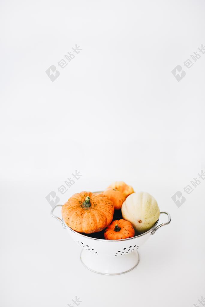黄白食物清新碗里的小南瓜灯食材摆拍食物背景图片