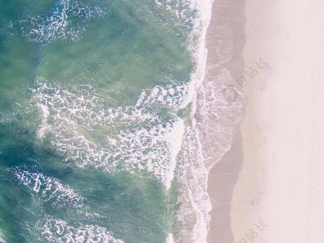 绿色的海水和白色的沙滩水纹理背景图片