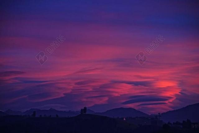 太空 空间   星星 闪光 明星    风景 风光 美景 田园 山水  日落 夕阳 太阳 地球 泥土 草地 操场 灯光 光线 激光 打火机  山 山峰 顶峰 景色 手表 腕表 时间 观察 云 云朵 天空 人物 人群 风土人情 山 山峦 山峰