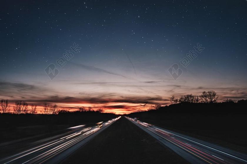 夜晚马路上彩色的灯轨背景图片