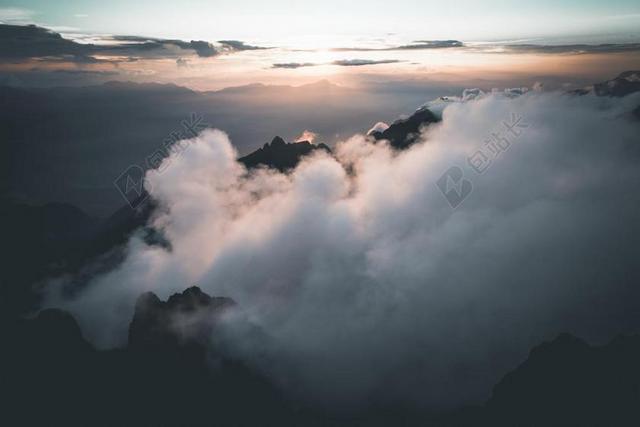 旅游风景风光云雾缭绕背景图片