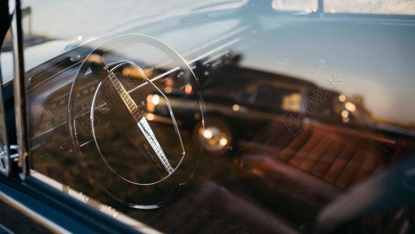 汽车 车 小汽车 轿车 跑车  日落 夕阳 太阳 老人 智者 老者 空白 留白 窗户 男士 男性 男人