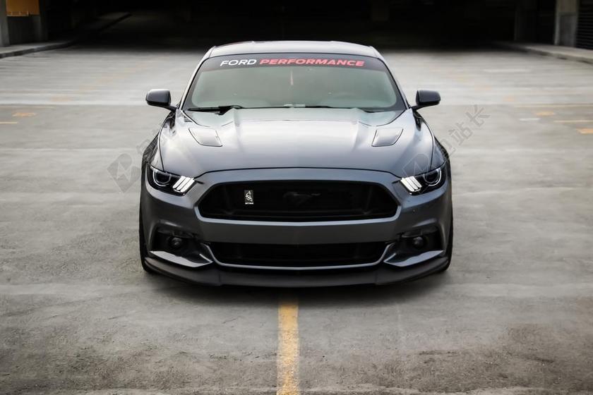 马路上黑色的赛车背景图片