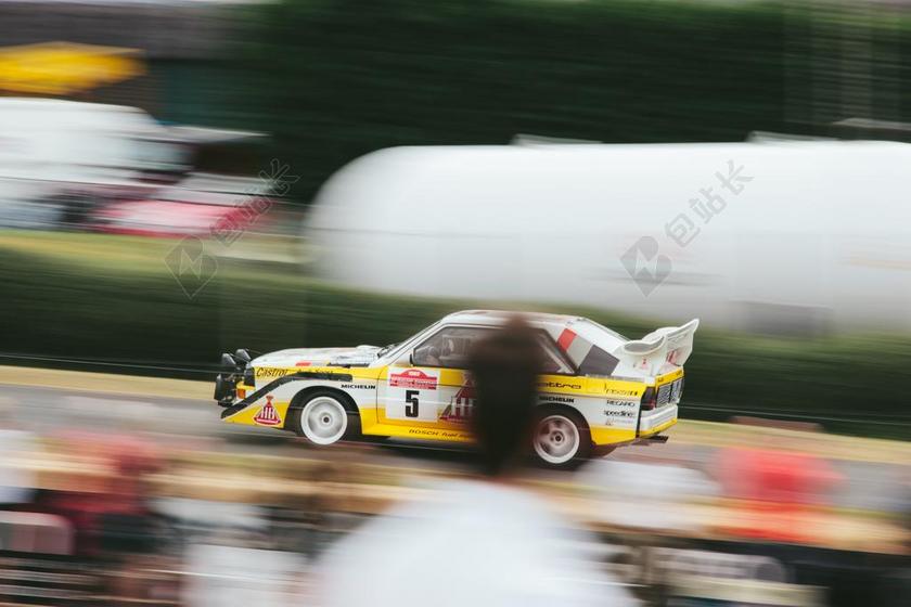 赛道上飞驰的赛车背景图片