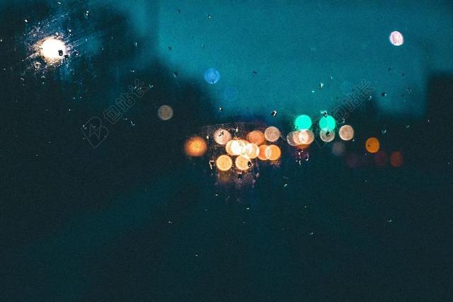 汽车 车 小汽车 轿车 跑车  夜晚 晚上 黑夜 黑暗 灯光 霓虹灯 雨 下雨 忧郁 窗户
